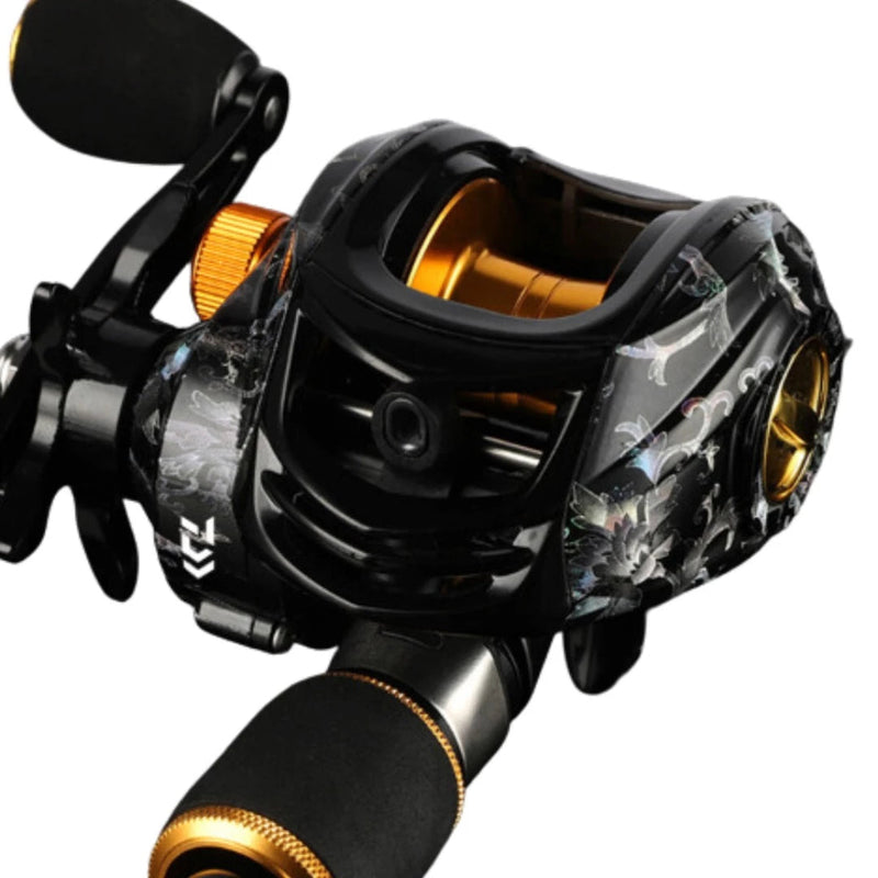 Carretilha de Pesca Daiwa 7.2:1 Anti Cabeleira + Linha de Pesca Mutlifilamento + Brinde Exclusivo