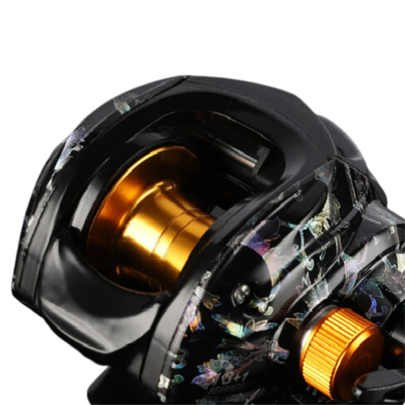 Carretilha de Pesca Daiwa 7.2:1 Anti Cabeleira + Linha de Pesca Mutlifilamento + Brinde Exclusivo