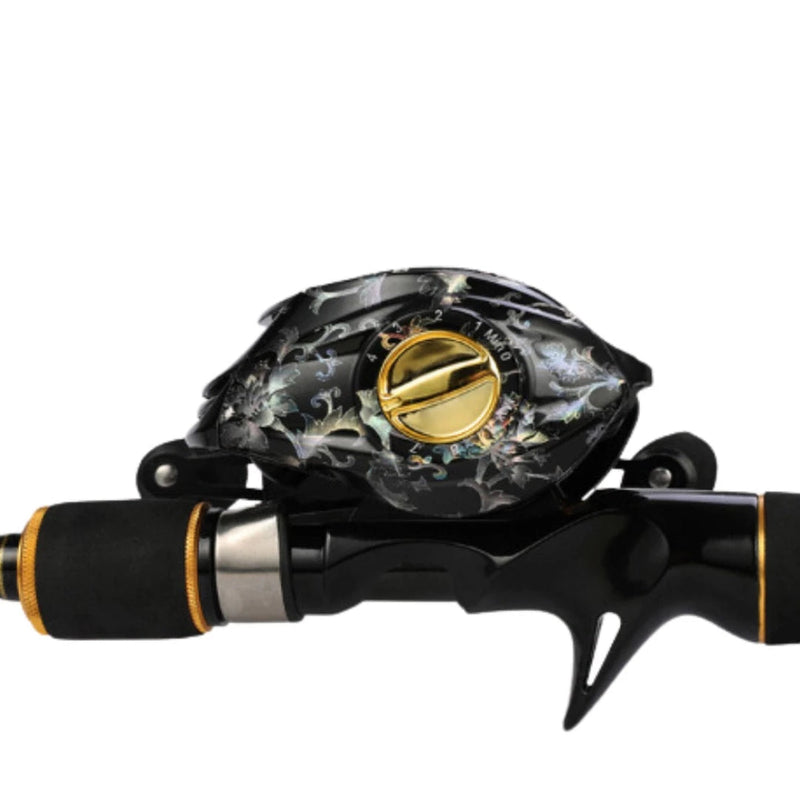 Carretilha de Pesca Daiwa 7.2:1 Anti Cabeleira + Linha de Pesca Mutlifilamento + Brinde Exclusivo